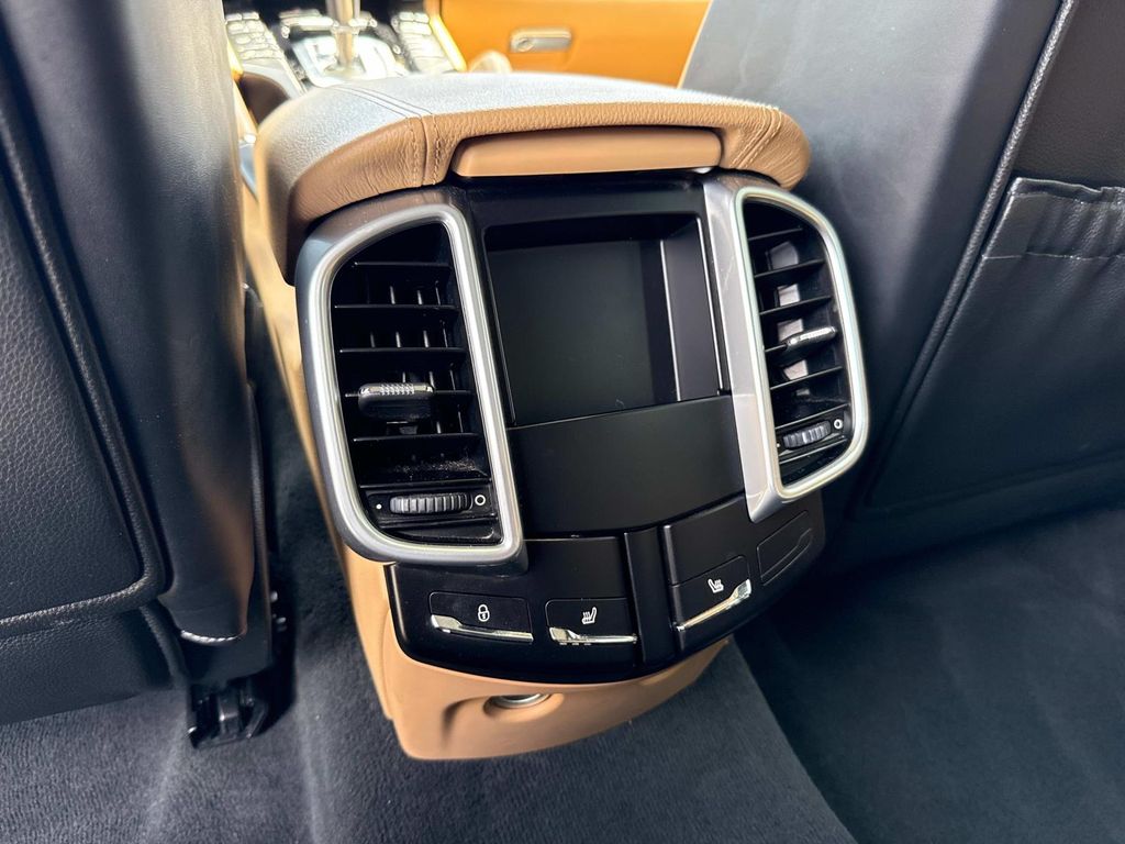 2016 Porsche Cayenne Base photo 17