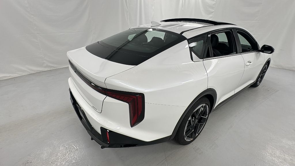 2025 Kia K4 GT-Line photo 3