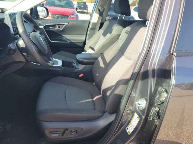 2024 Toyota RAV4 XLE photo 2