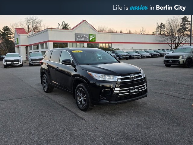 2019 Toyota Highlander LE's photo