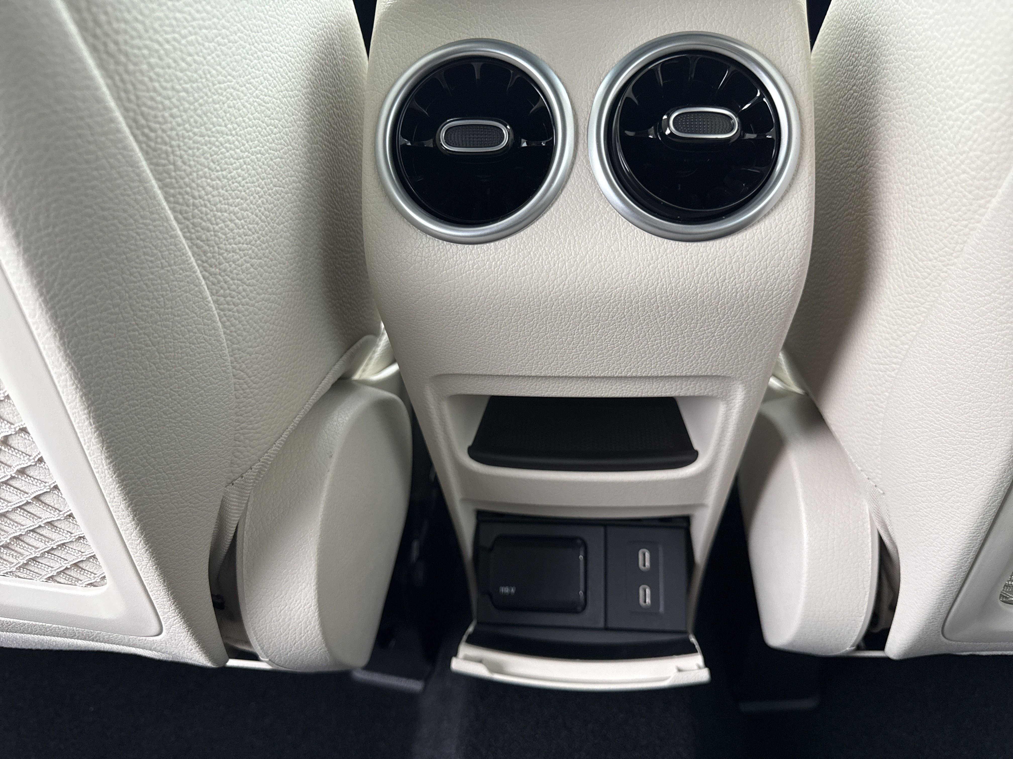 2025 Mercedes Benz GLB 250 photo 2