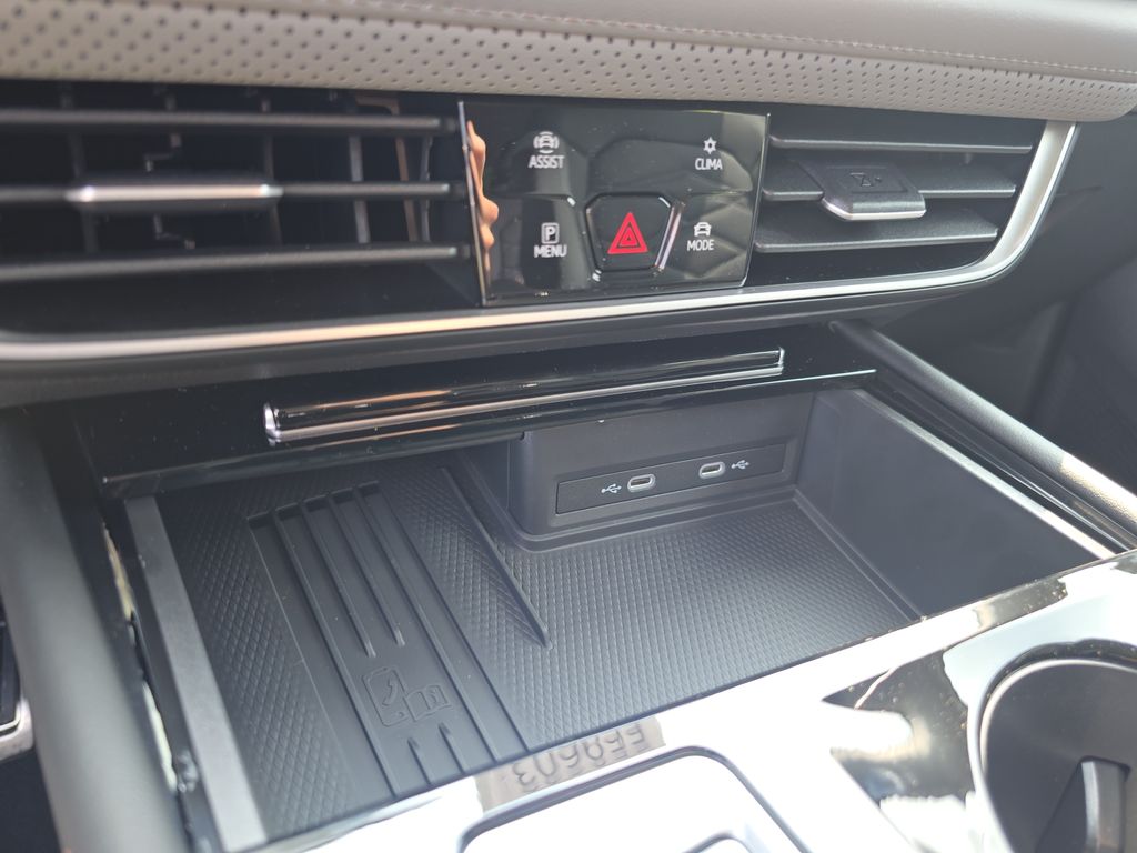 2025 Volkswagen Atlas Peak Edition SE photo 9