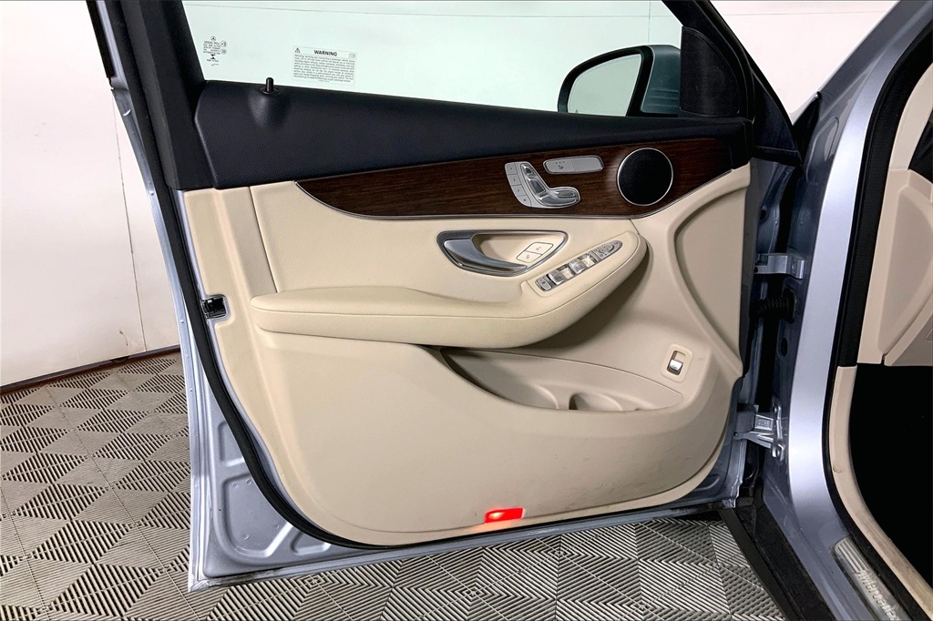2022 Mercedes Benz GLC 300 photo 22