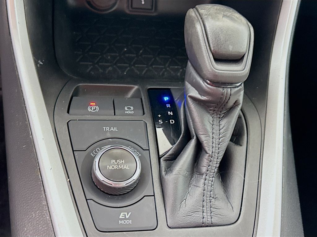 2021 Toyota RAV4 Hybrid LE photo 16