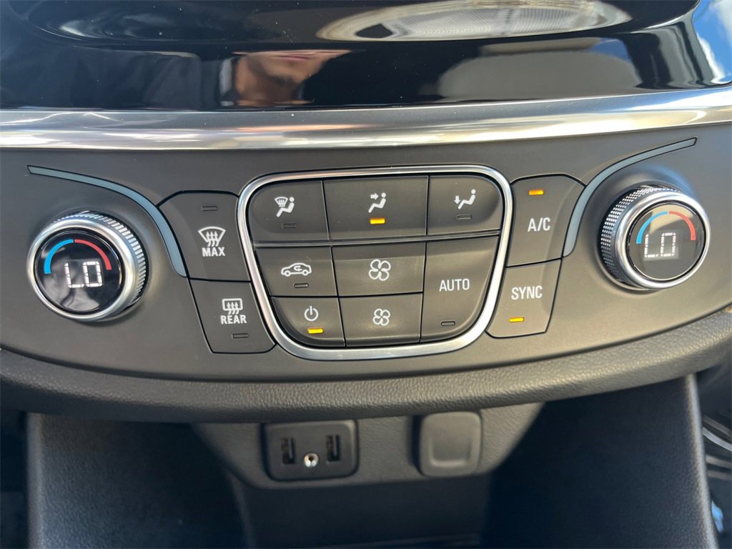 2023 Chevrolet Traverse Cloth photo 13