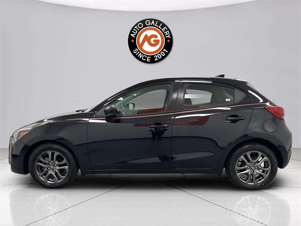 2020 Toyota Yaris LE photo 2