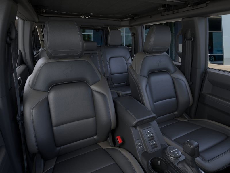 2025 Ford Bronco Outer Banks photo 2
