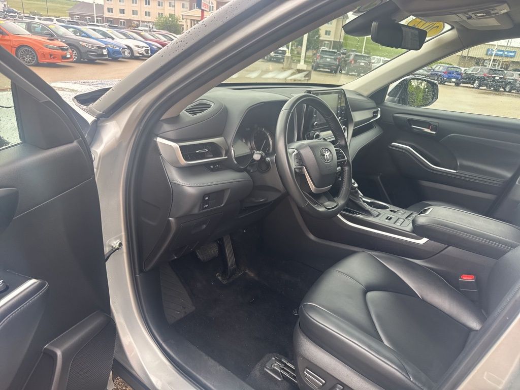 2022 Toyota Highlander XLE photo 12