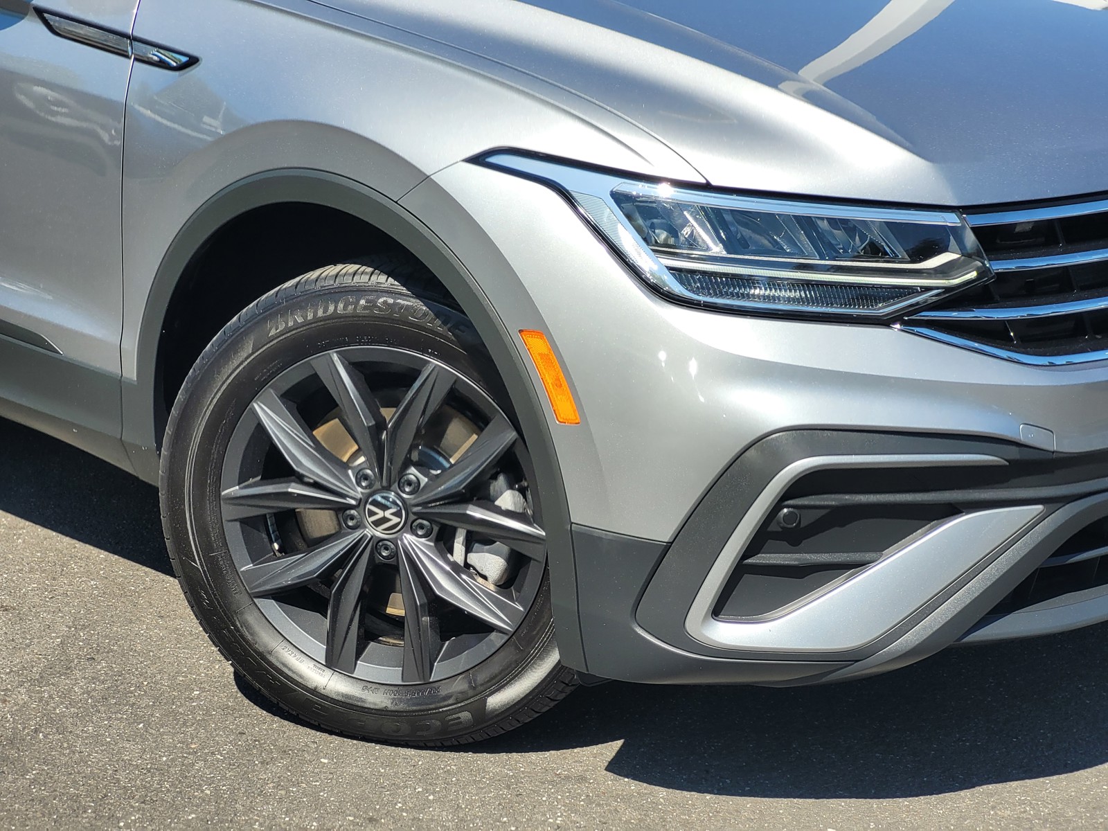 2024 Volkswagen Tiguan SE Wolfsburg Edition photo 2