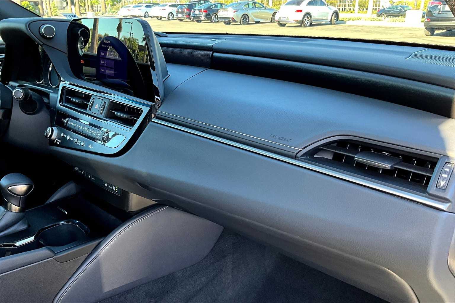 2025 Lexus ES 300h photo 16