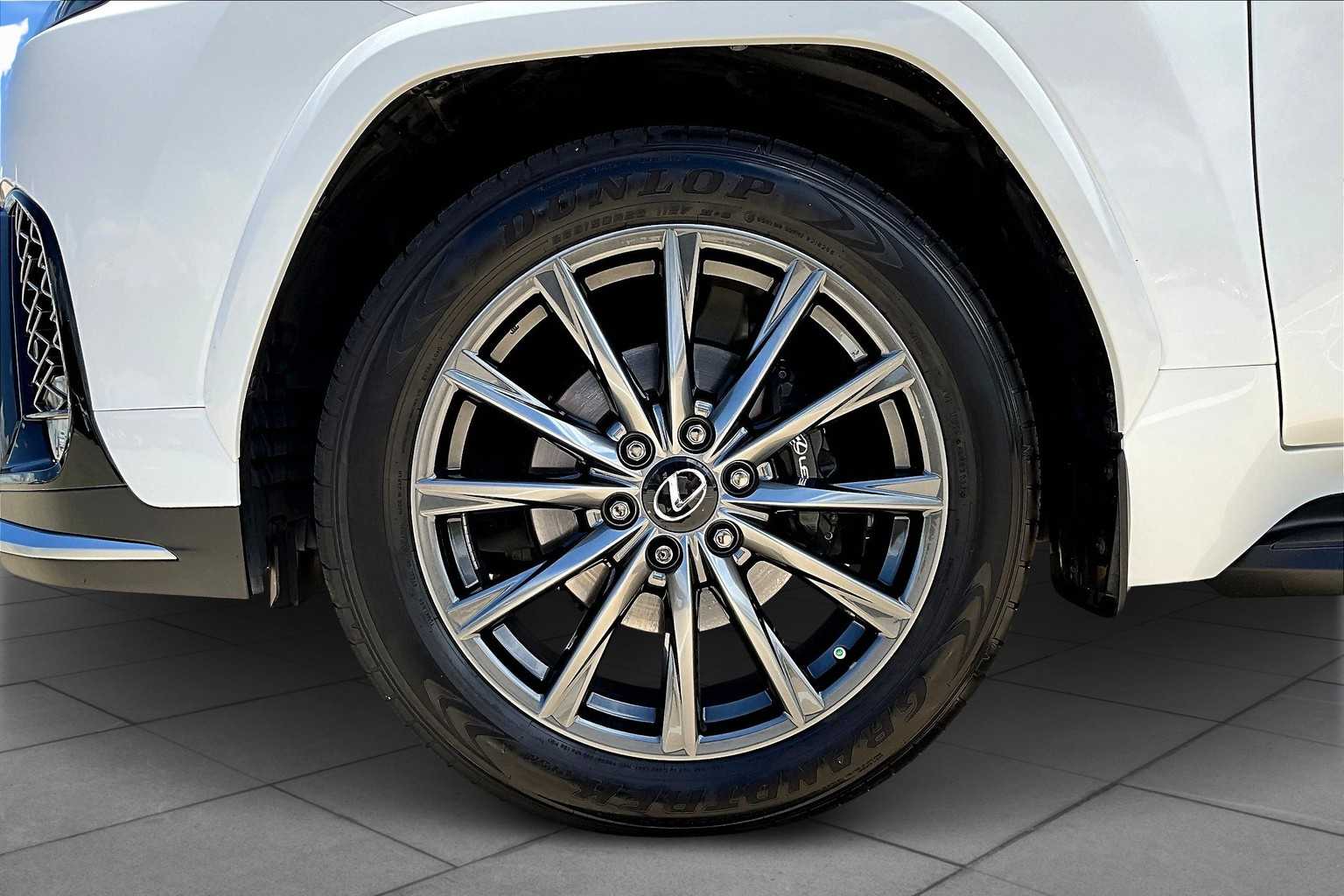 2024 Lexus LX 600 F SPORT photo 9