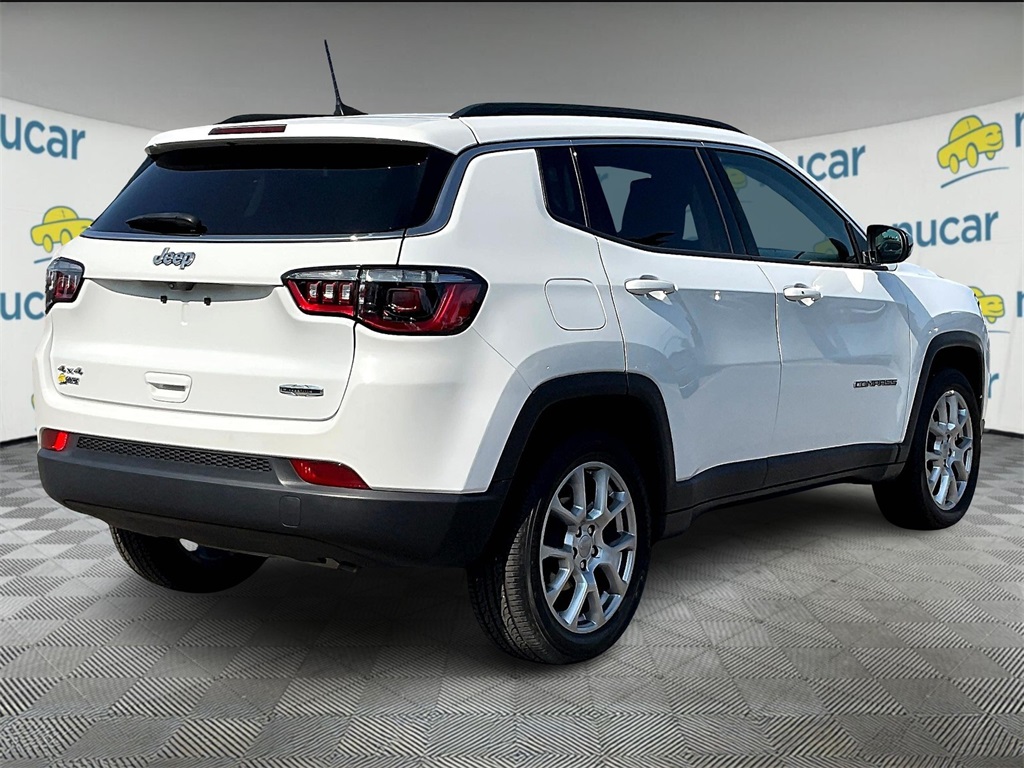 2022 Jeep Compass Latitude Lux photo 6