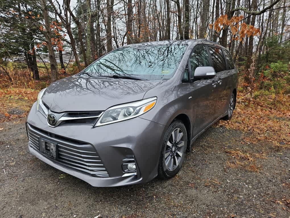 2019 Toyota Sienna Limited's photo