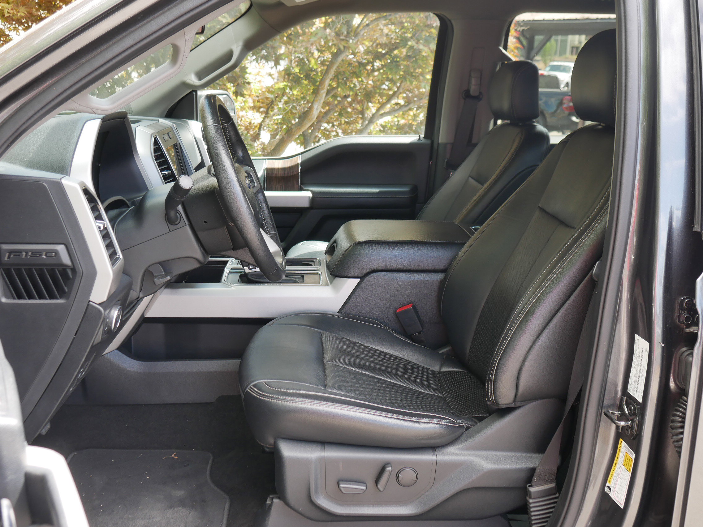 2019 Ford F-150 Lariat photo 2