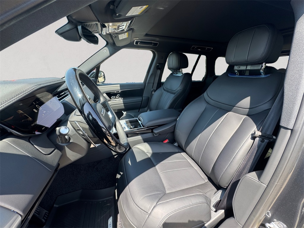 2025 Land Rover Range Rover SE photo 7