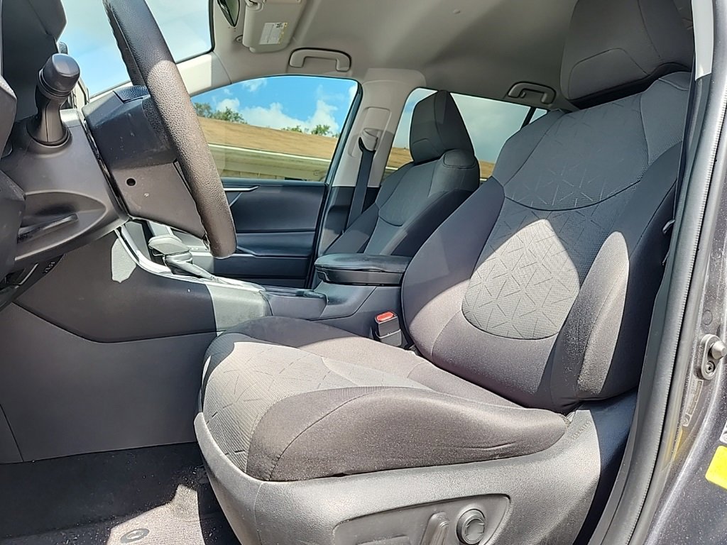Used 2021 Toyota RAV4 XLE with VIN 2T3W1RFV7MC087798 for sale in Northfield, Minnesota