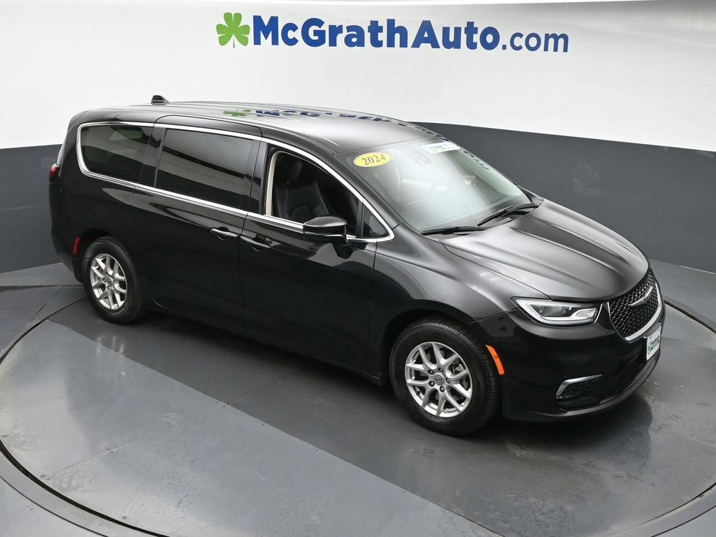 2024 Chrysler Pacifica Touring L photo 2