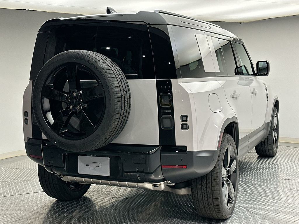 2026 Land Rover Defender 110 photo 2