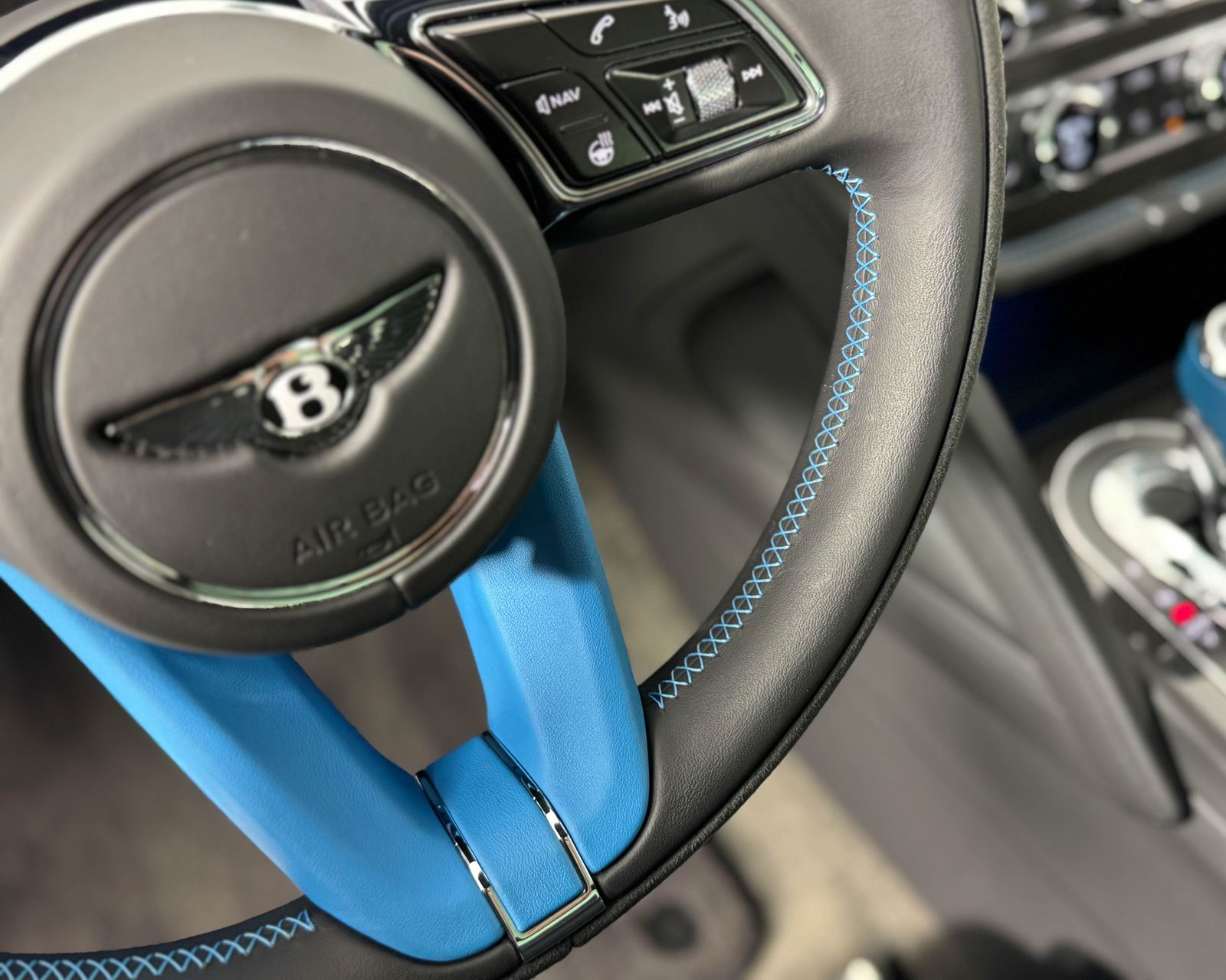 2023 Bentley Bentayga V8 photo 19