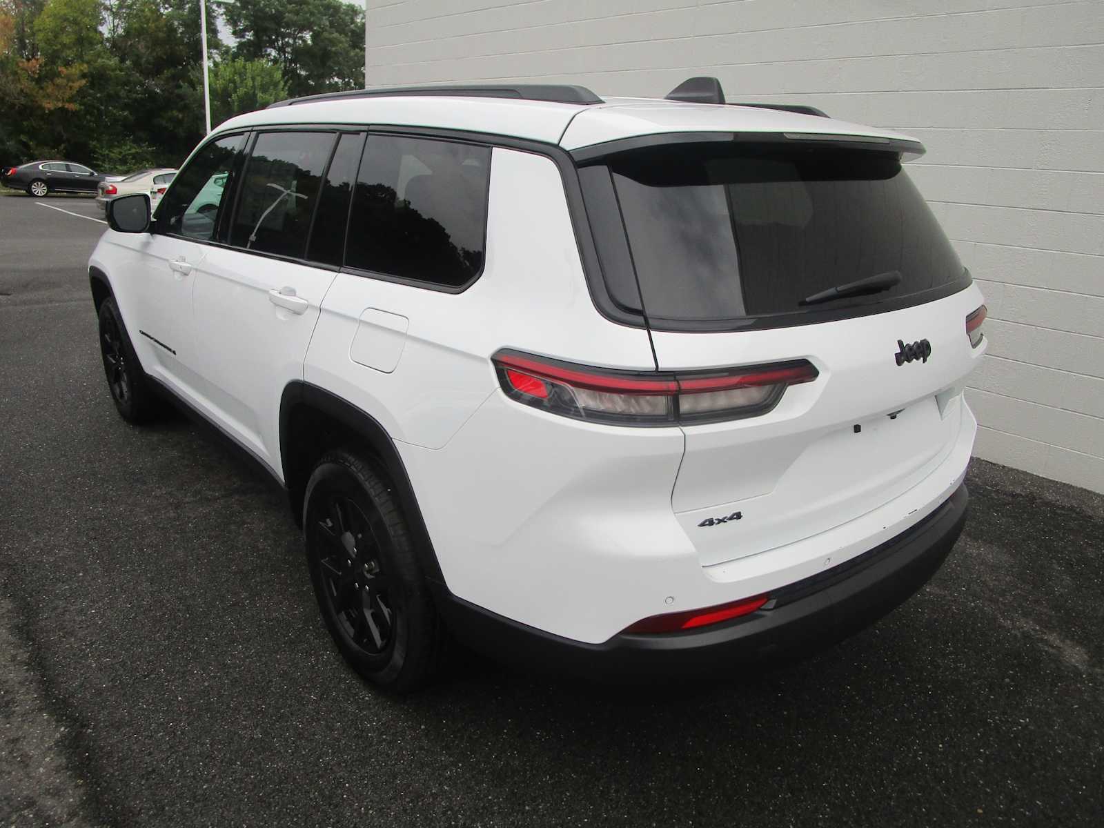 2024 Jeep Grand Cherokee Laredo photo 2