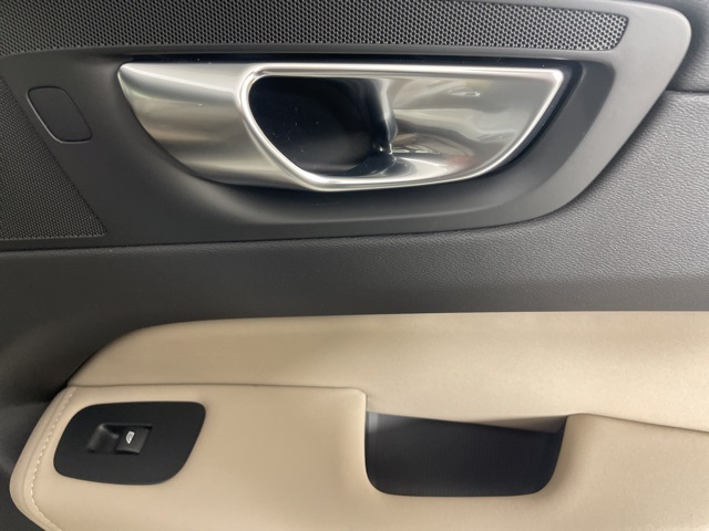 2026 Volvo XC60 T8 Plus photo 15