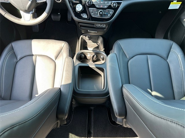 2025 Chrysler Pacifica photo 18