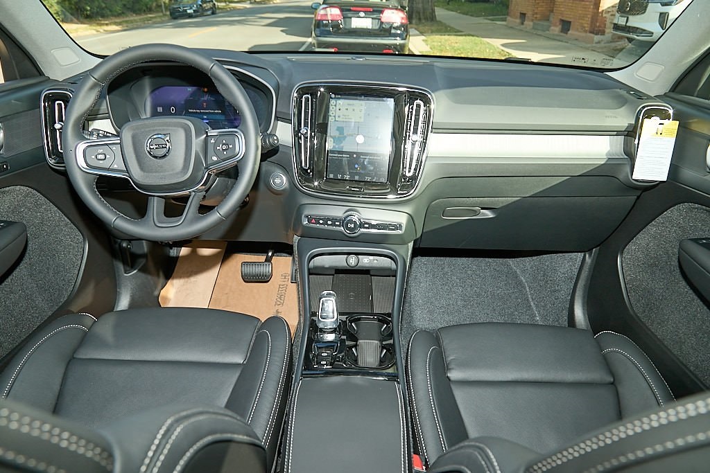 2026 VOLVO XC40 - Image 22