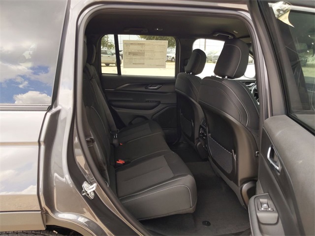 2025 Jeep Grand Cherokee Laredo Altitude photo 24