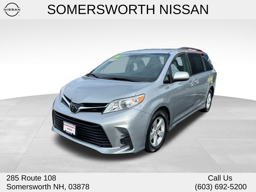 2019 Toyota Sienna LE's photo