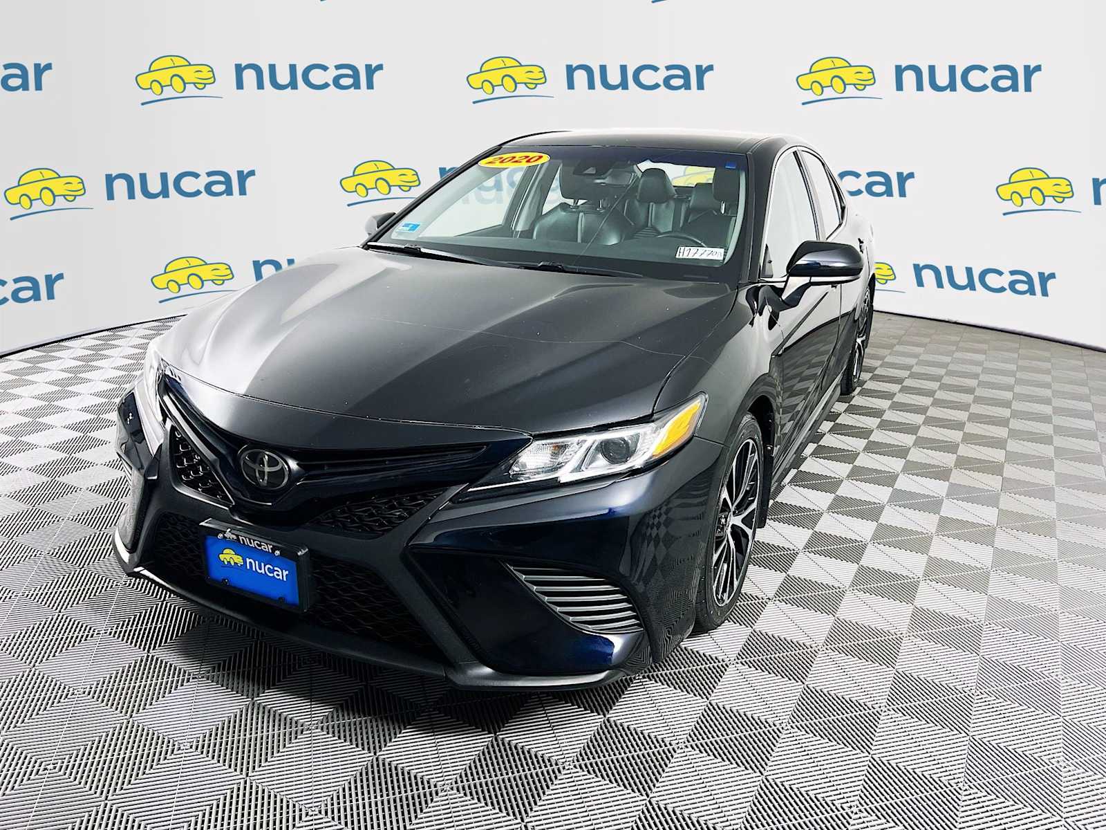 2020 Toyota Camry SE photo 3
