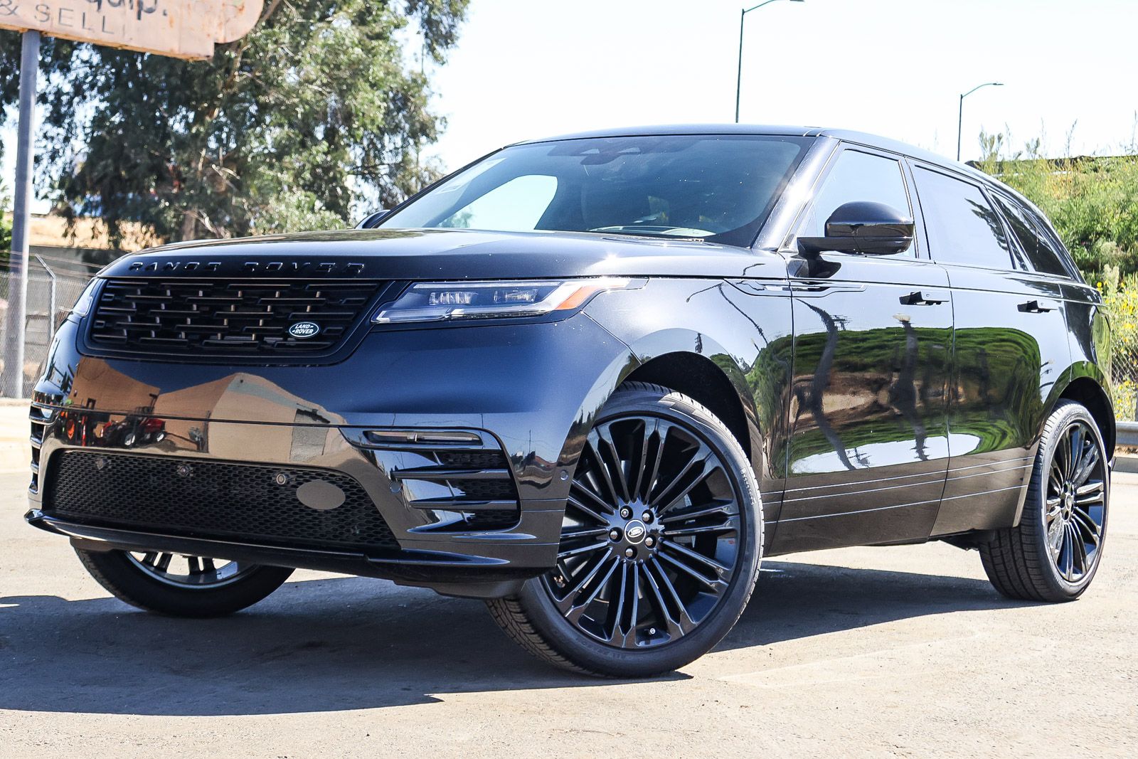 2026 Land Rover Range Rover Velar Dynamic SE's photo