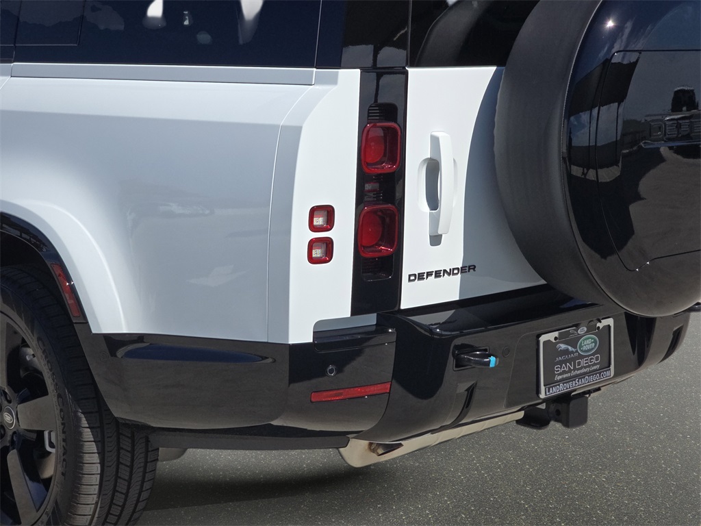 2025 Land Rover Defender 130 X-Dynamic SE photo 32