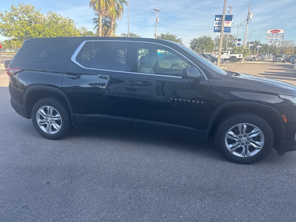 2023 Chevrolet Traverse LS photo 2