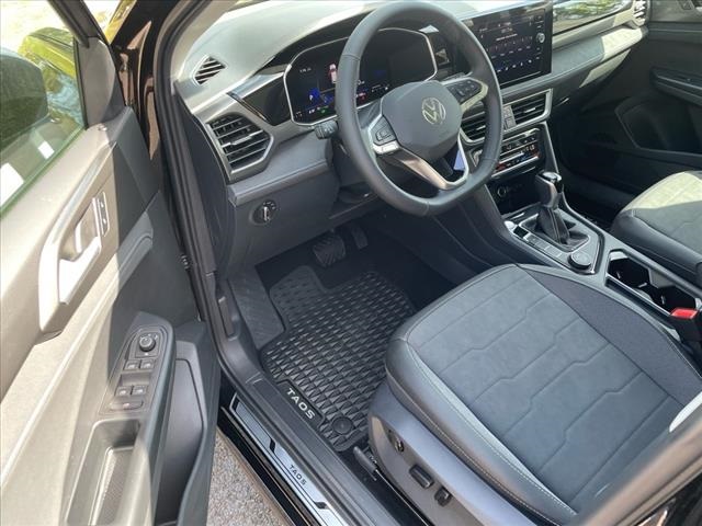 2025 Volkswagen Taos SE photo 4