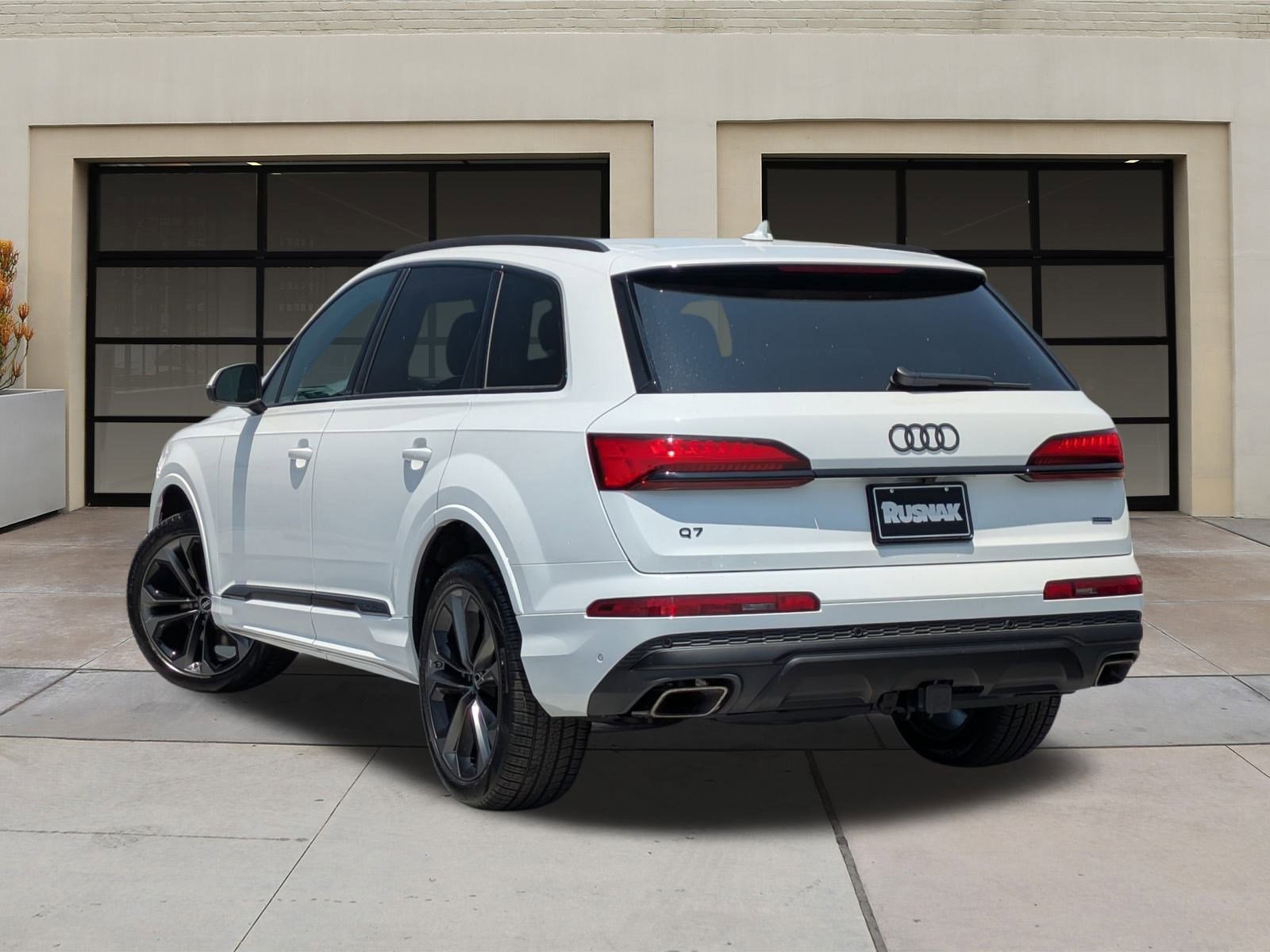 2025 Audi Q7 55 Premium Plus photo 3