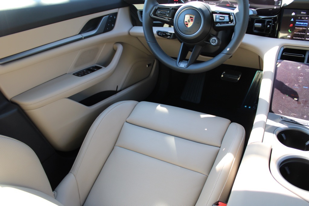 2025 Porsche Taycan 4S photo 19