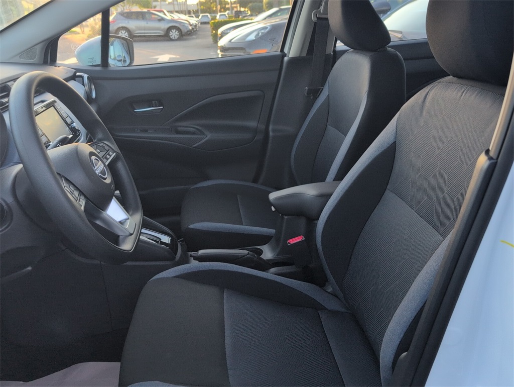 2025 Nissan Versa 1.6 SV photo 6