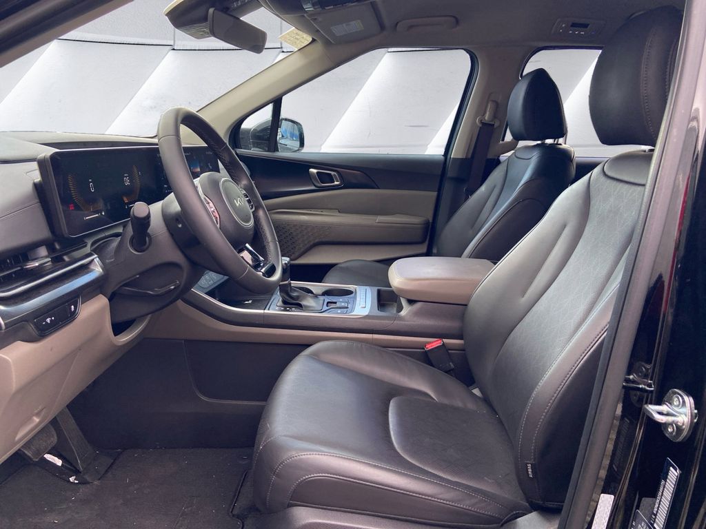 2025 Kia Carnival LXS photo 7