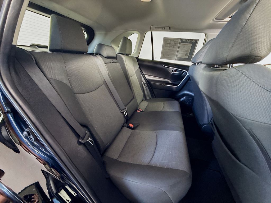 2022 Toyota RAV4 XLE photo 28