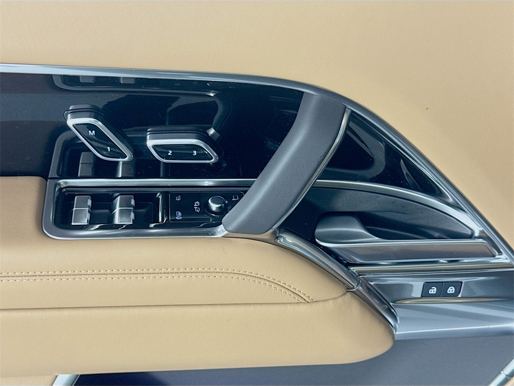 2025 Land Rover Range Rover SE photo 13