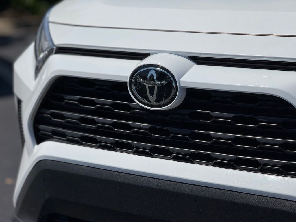 2023 Toyota RAV4 XLE photo 4
