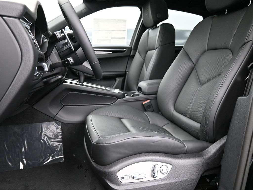 2026 Porsche Macan T photo 4
