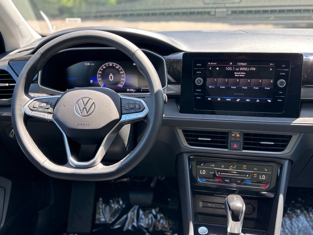 2025 Volkswagen Taos SE photo 10