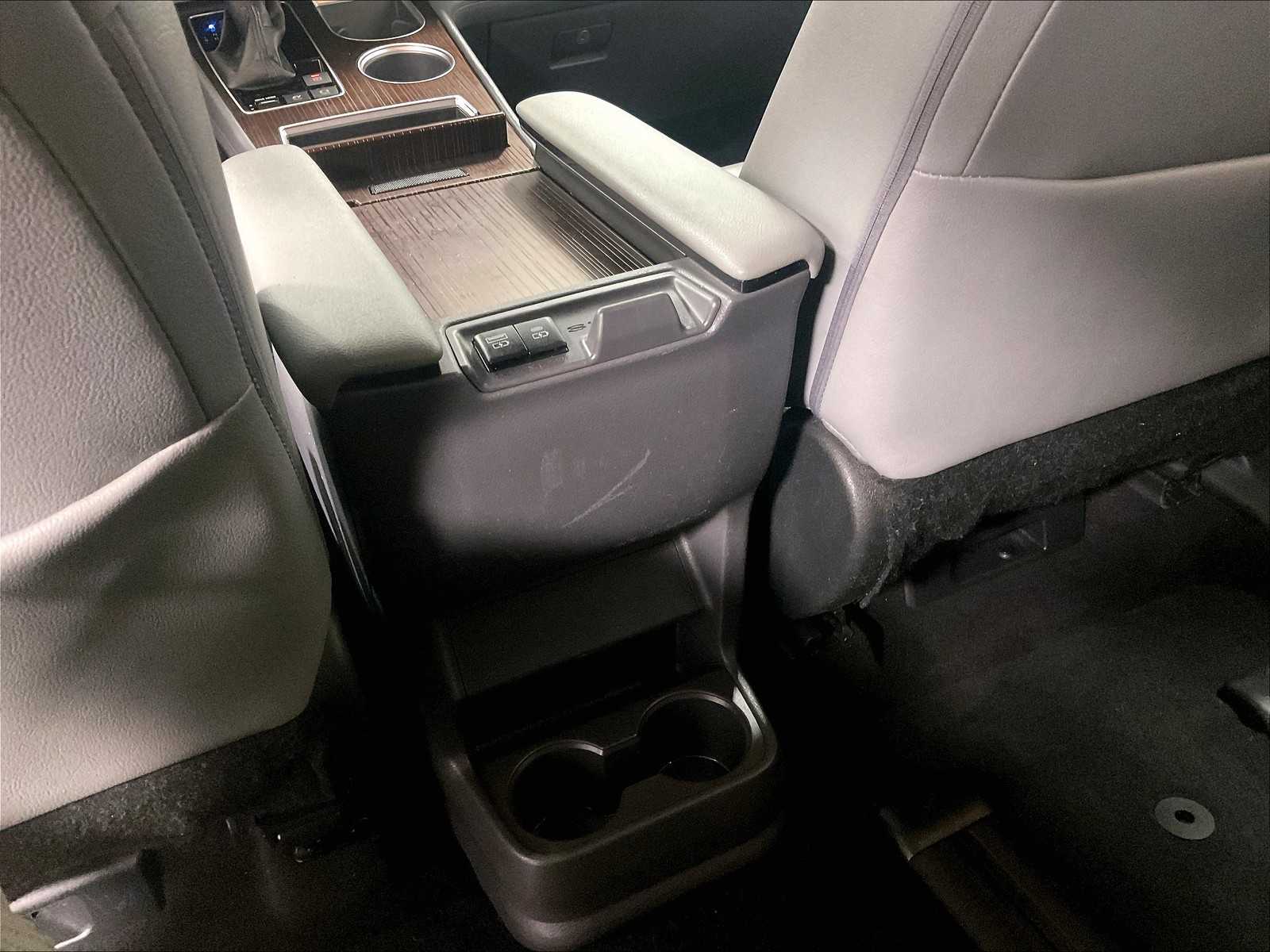 2022 Toyota Sienna XLE photo 27