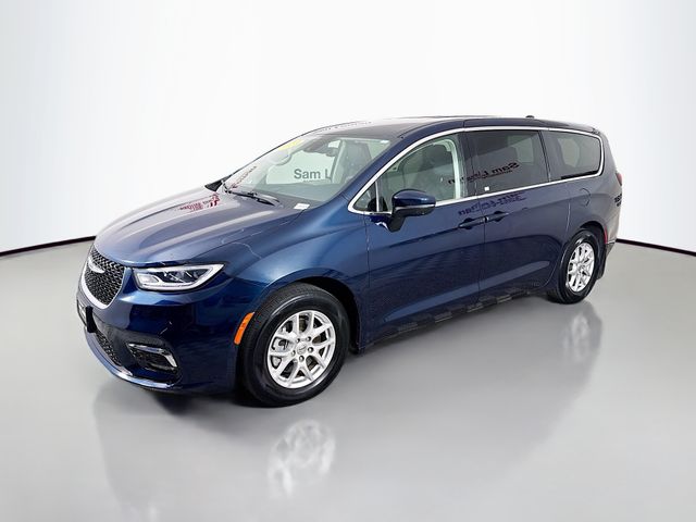 2023 Chrysler Pacifica Touring L photo 3