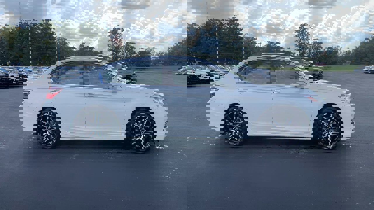 2017 Honda Accord Touring photo 9