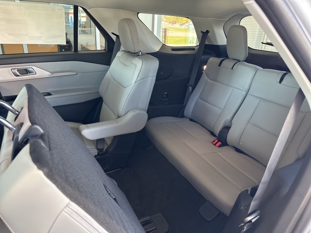 2025 Ford Explorer photo 30