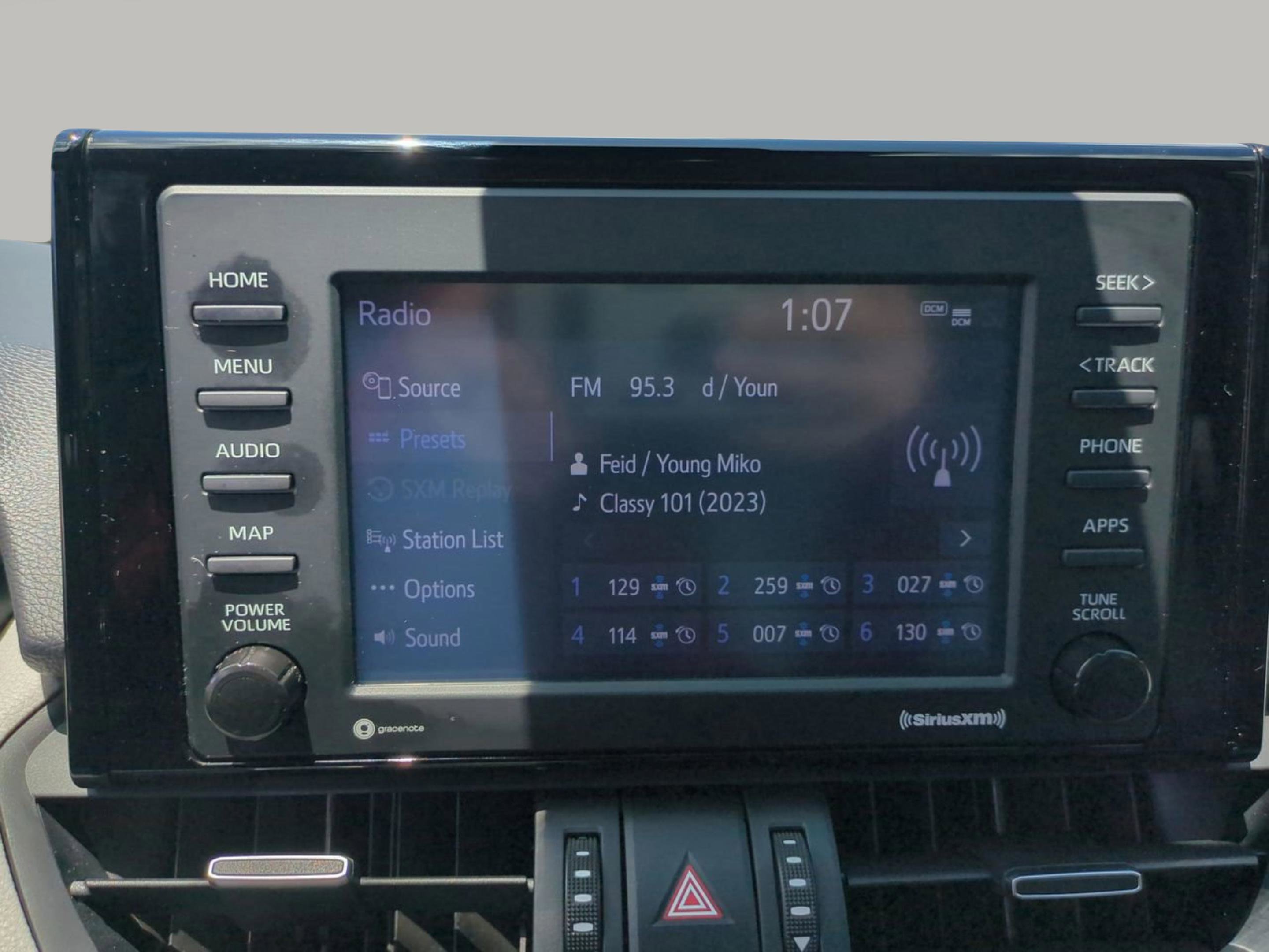 2022 Toyota RAV4 XLE Premium photo 17