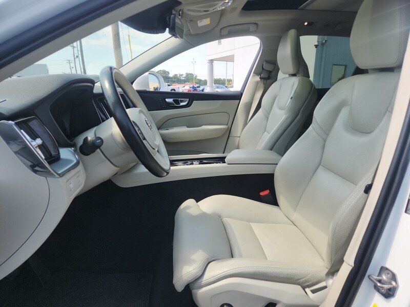 2019 Volvo XC60 T5 Momentum photo 8