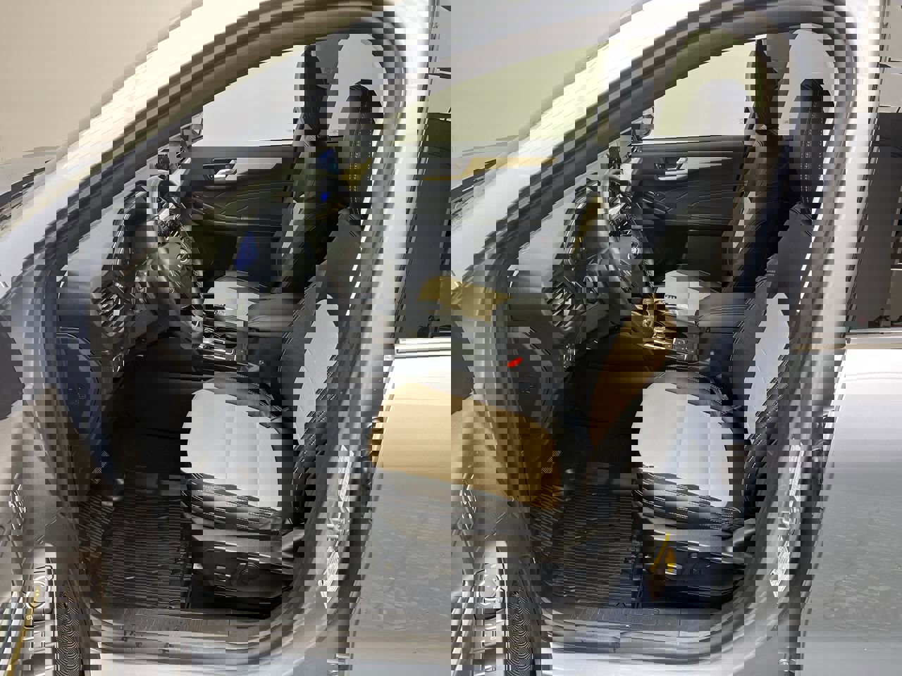 2022 Ford Escape Titanium photo 3